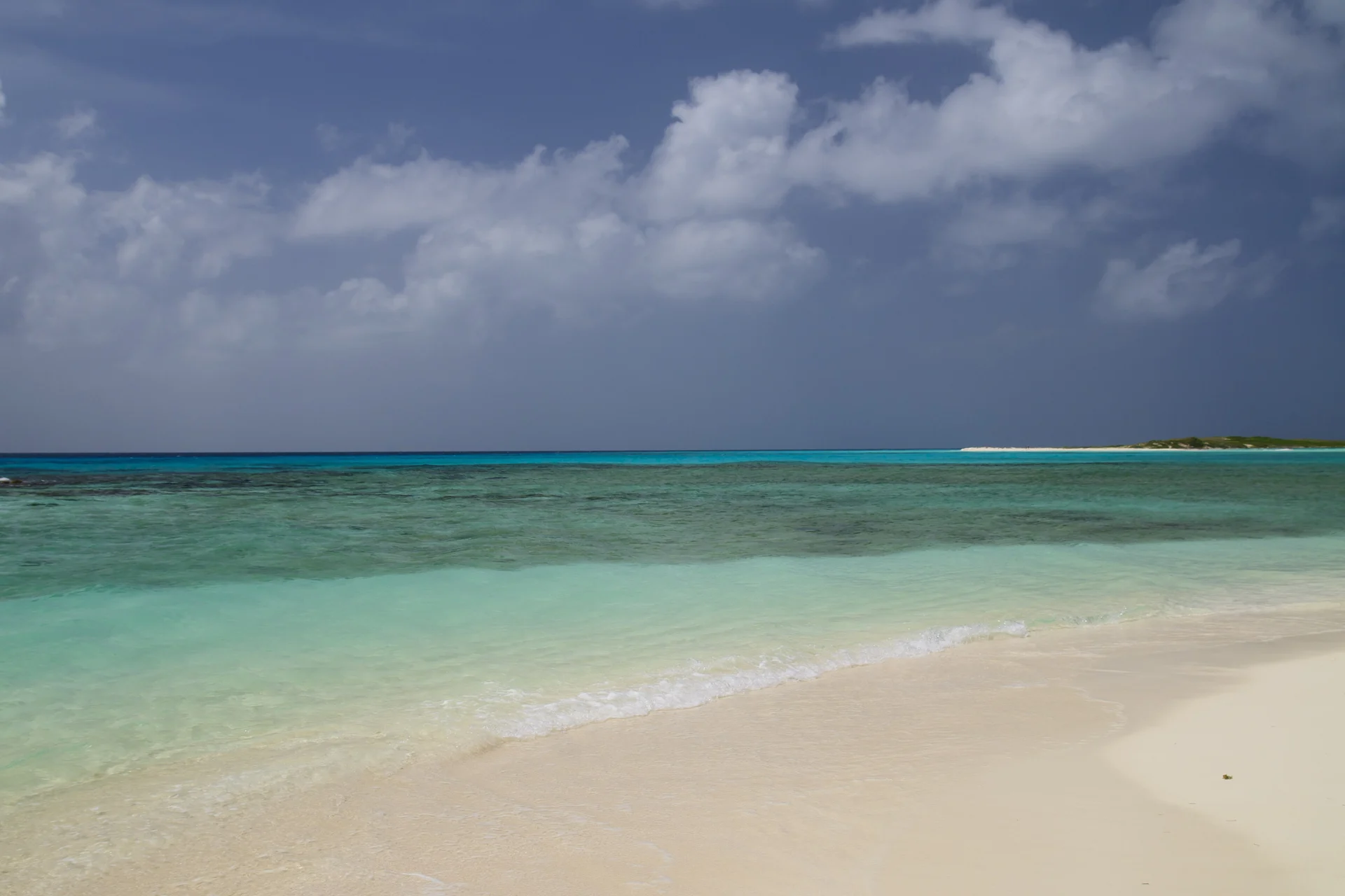 Mar turquesa y arena blanca en Los Roques, Venezuela